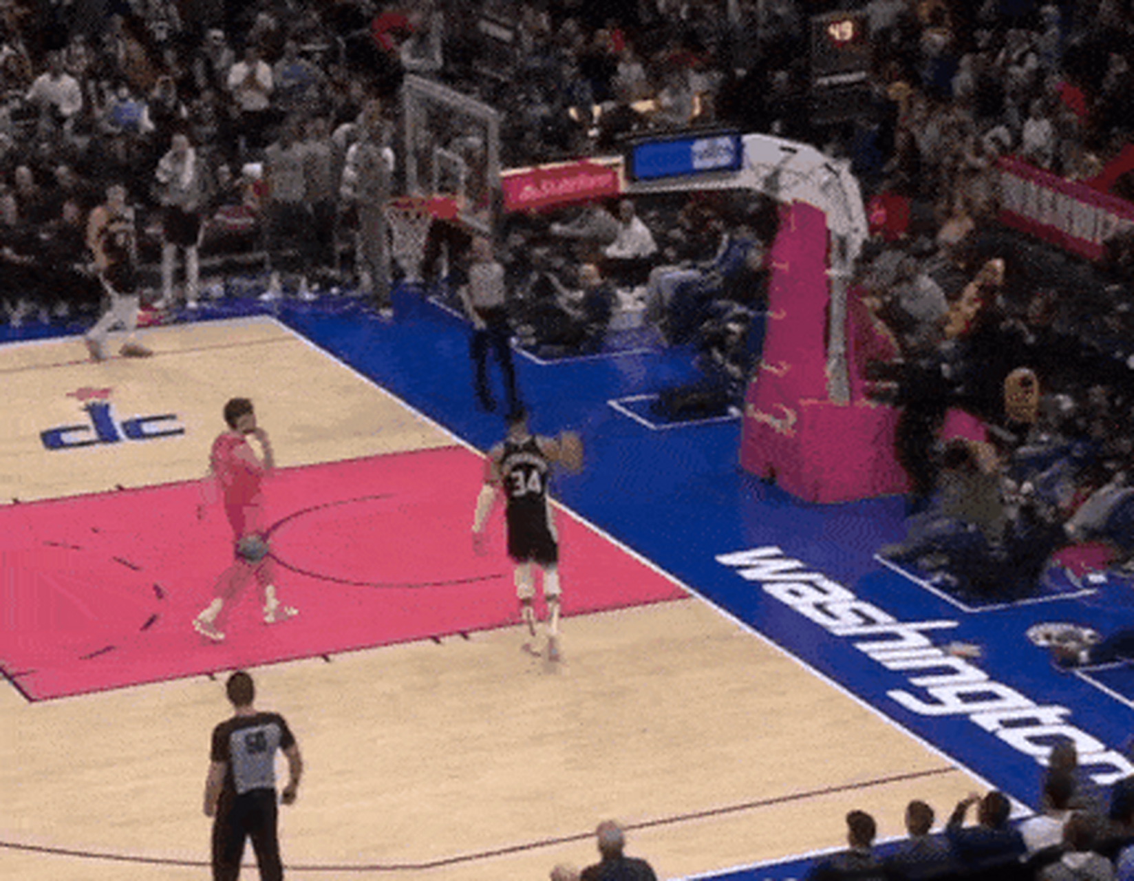 开云体育中国-雄鹿完胜老鹰，取得五连胜