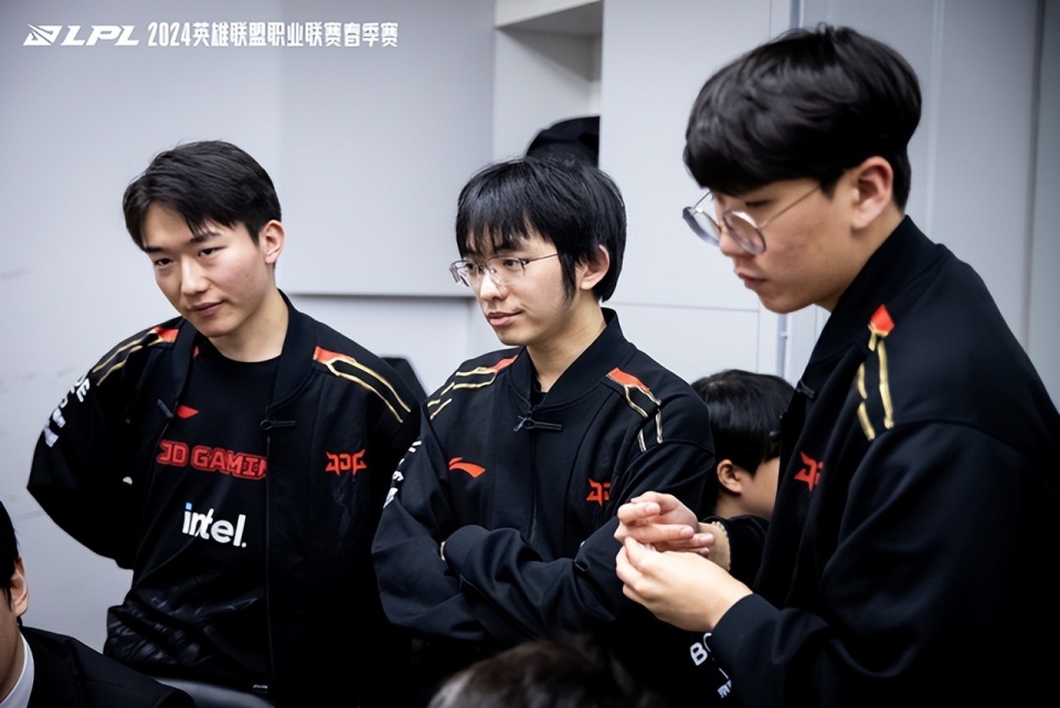 开云体育-LGD横扫BLG,Zeus开启传奇时刻强强对话入围赛,技惊四座