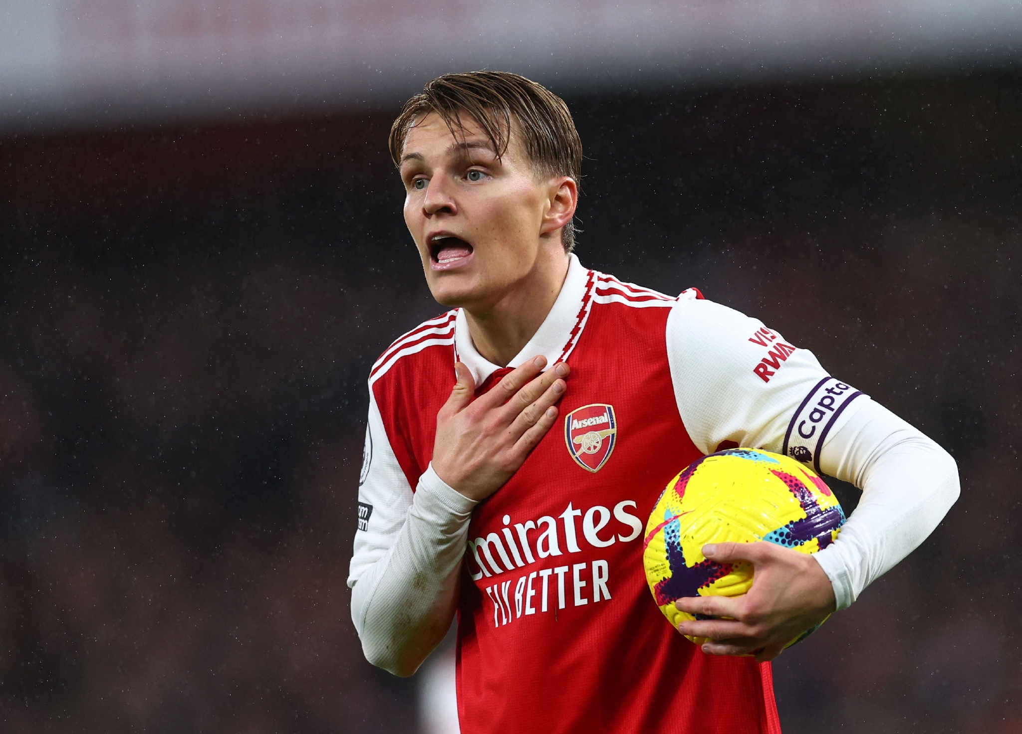 开云体育-阿森纳主场失利，卫冕冠军艰难保级